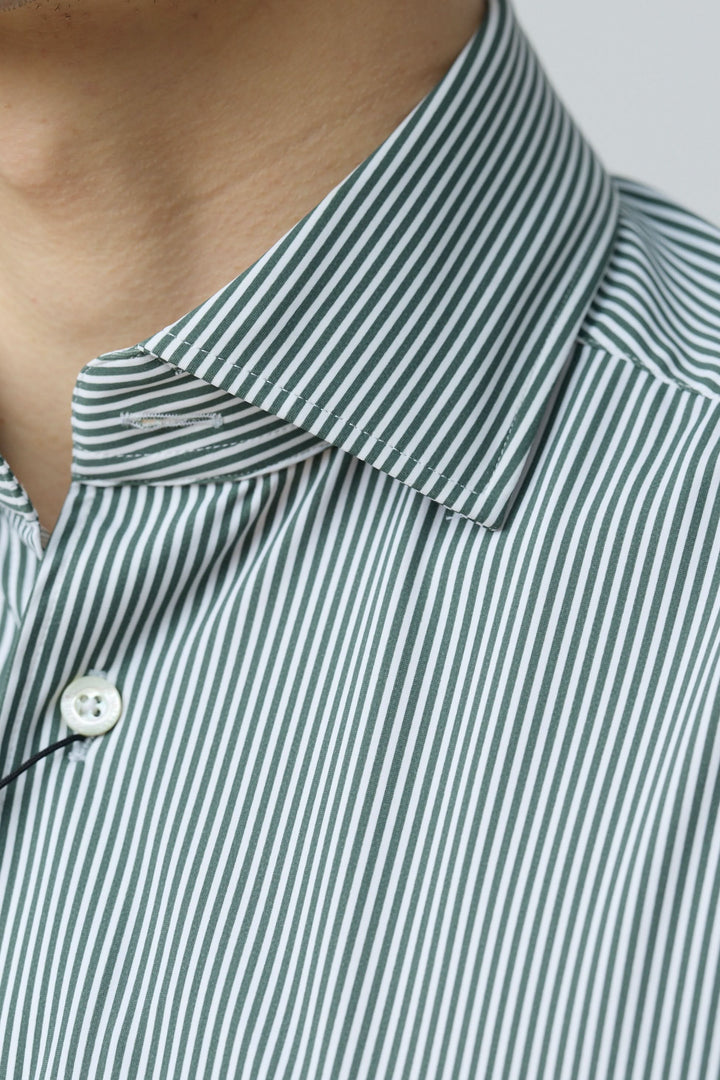 Chemise à rayures vertes fines avec col élégant et coupe ajustée, idéale pour un look professionnel ou décontracté.