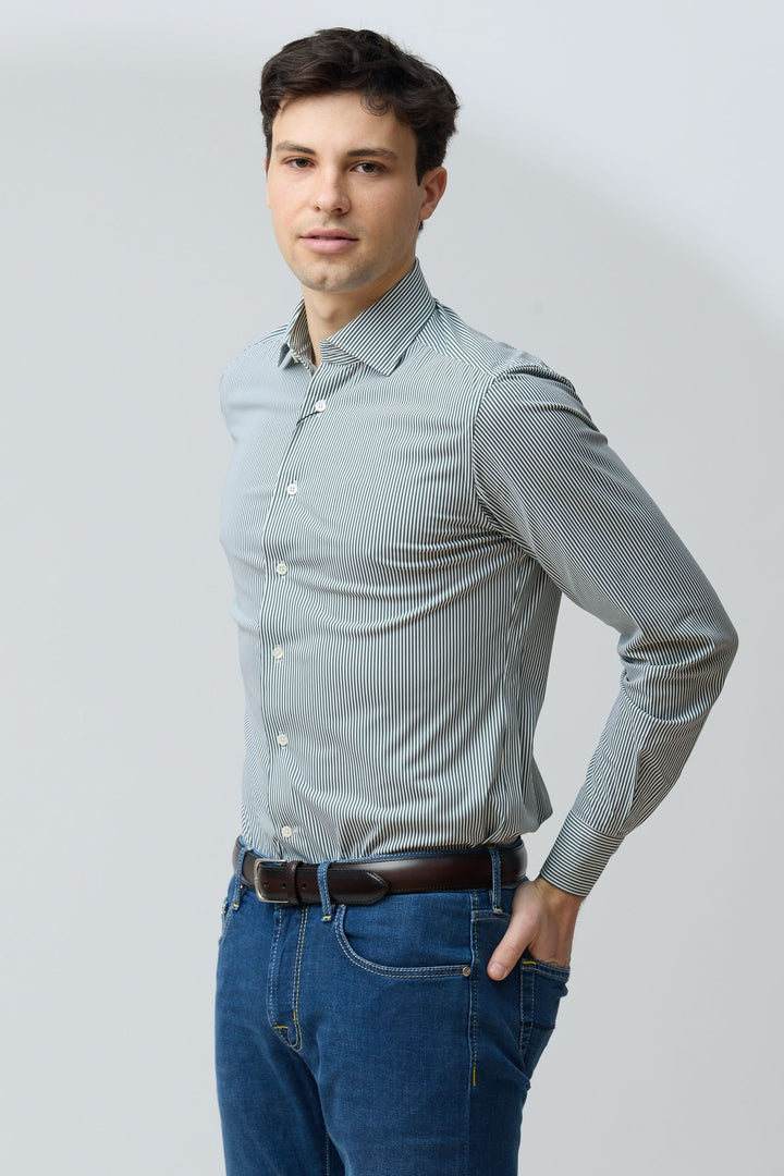 Homme portant une chemise à rayures vertes fines, coupe ajustée, moderne et confortable, pour un look professionnel ou décontracté.