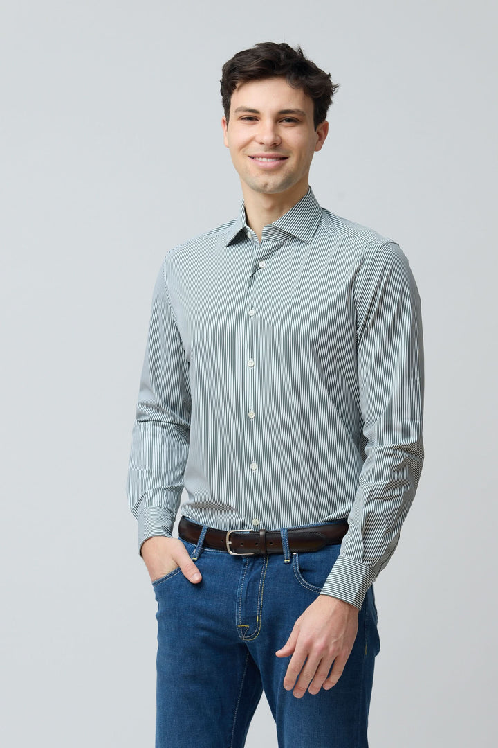 Homme portant une chemise à rayures vertes fines, coupe ajustée élégante, idéale pour un look professionnel ou décontracté.