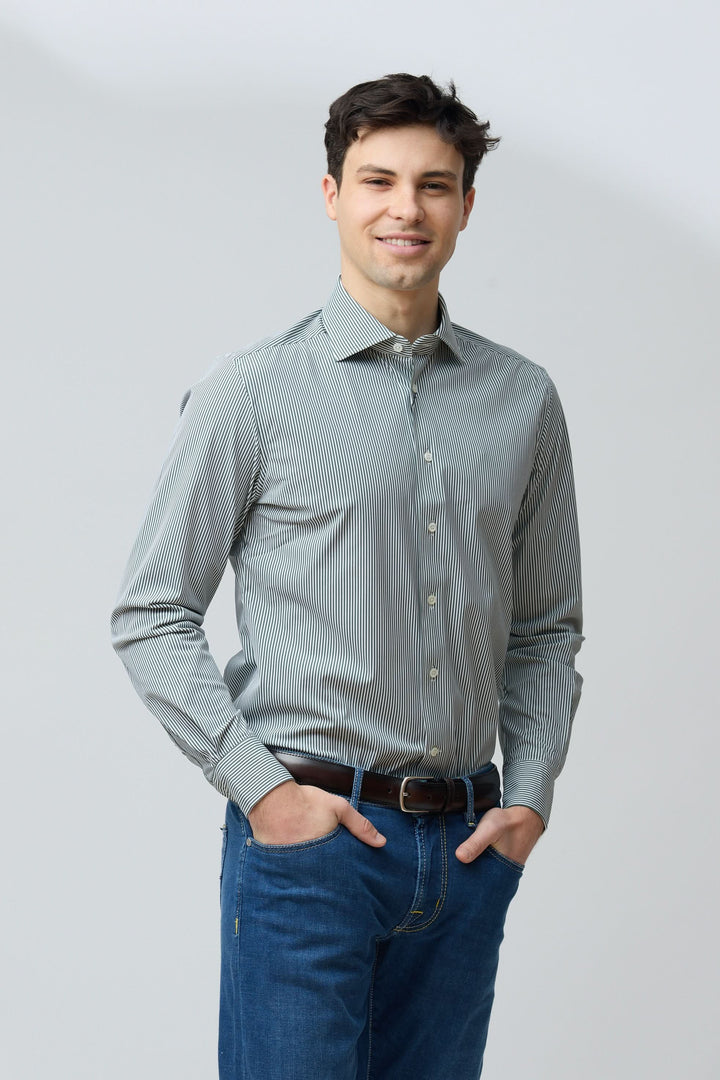Homme portant une chemise à rayures vertes fines, coupe ajustée, confort supérieur et style élégant.