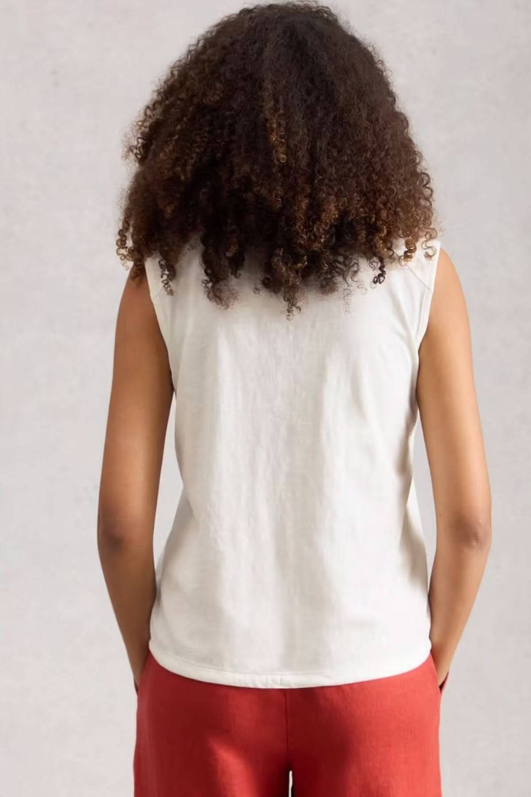 Chemise sans manches Peony en coton léger, vue de dos, style décontracté et élégant pour un look quotidien.