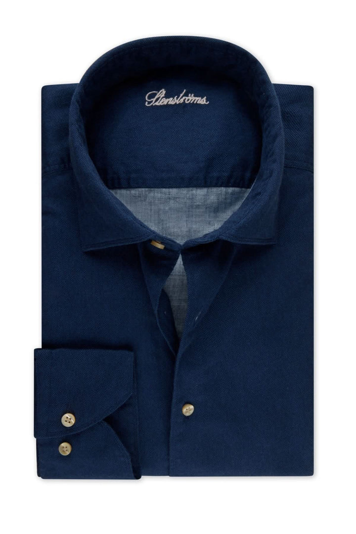 Chemise sport bleu marine en coton respirant avec col semi-italien et fermeture boutonnée, idéale pour un look sophistiqué et polyvalent.