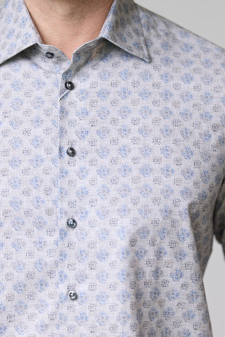 Chemise sport à motif géométrique bleu pâle en coton doux avec boutons contrastants, élégante et moderne pour un style quotidien soigné.