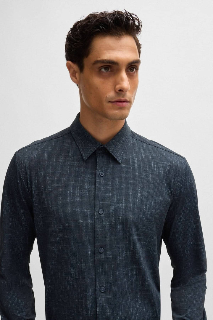 Chemise en tissu extensible BOSS, avec imprimé contemporain et coupe ajustée, portée par un modèle masculin.