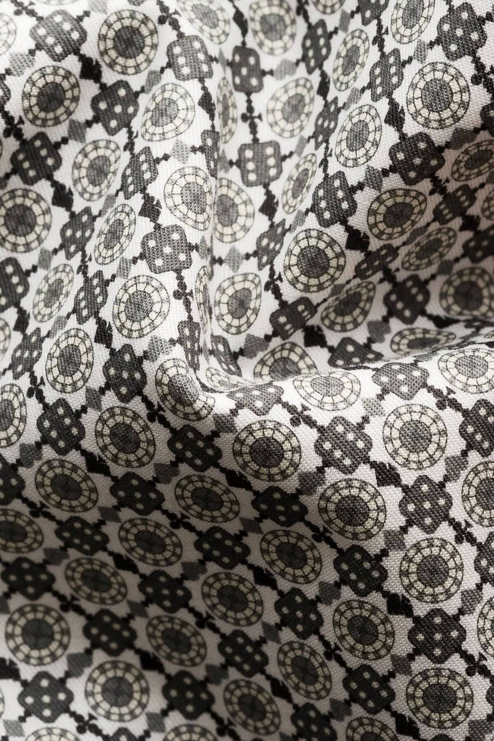 Tissu avec imprimé géométrique en mosaïque noir et beige pour chemise élégante.