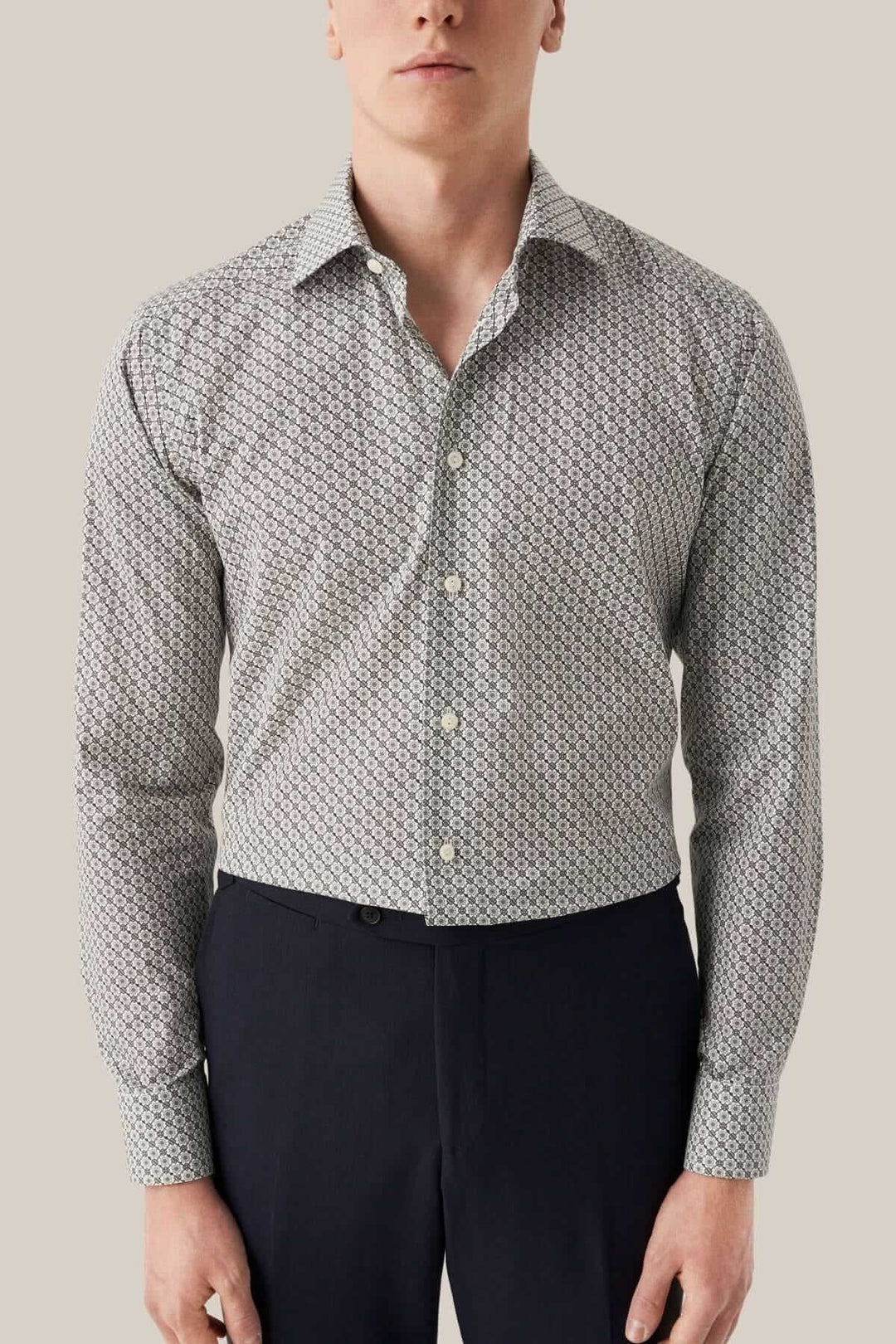Chemise à imprimé géométrique mosaïque, col classique, coupe ajustée, parfaite pour tenues formelles et décontractées-chic.