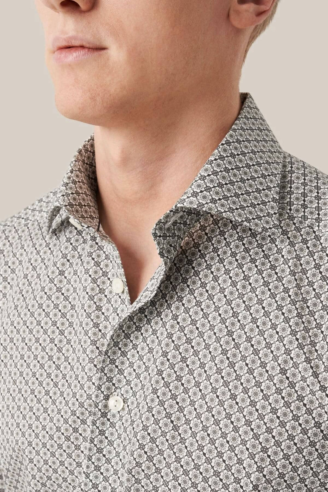 Chemise à imprimé mosaïque pour homme, col classique, coupe ajustée, style moderne et élégant.