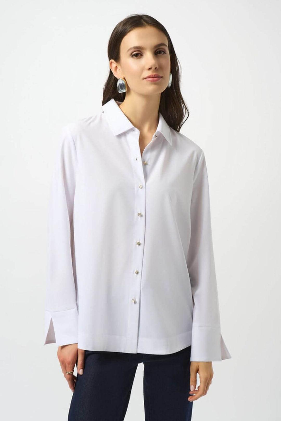 Chemisier classique blanc moderne avec col chemise et manches longues à fentes, parfait pour un look professionnel.