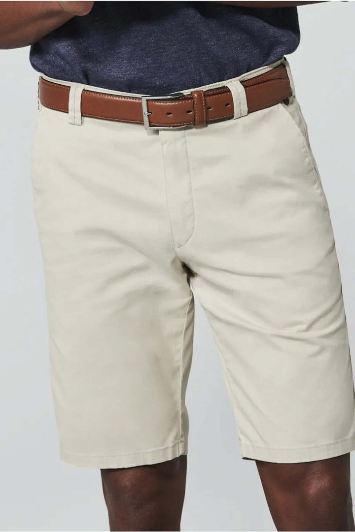 Chino bermuda beige avec ceinture marron, parfait pour un look élégant et décontracté en été.