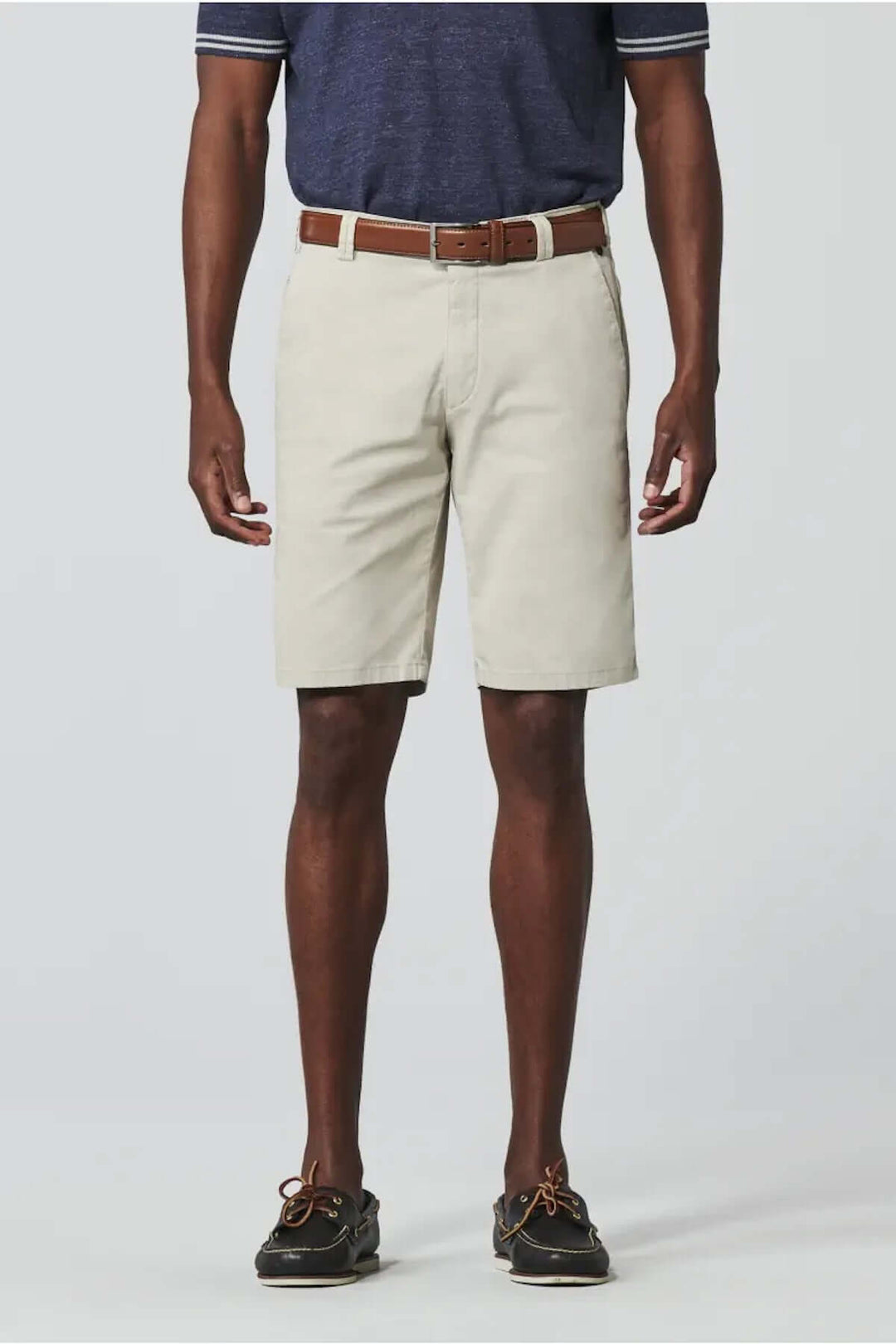 Short chino beige avec ceinture, coupe élégante et finitions impeccables, idéal pour les occasions estivales.