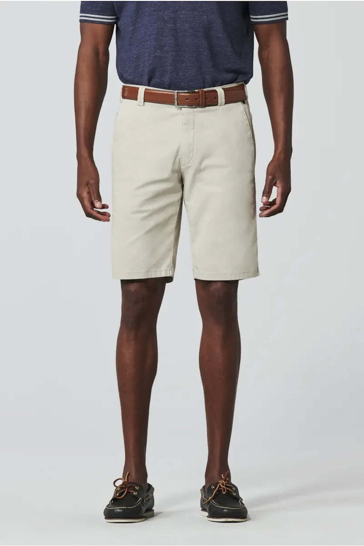 Short chino beige avec ceinture, coupe élégante et finitions impeccables, idéal pour les occasions estivales.