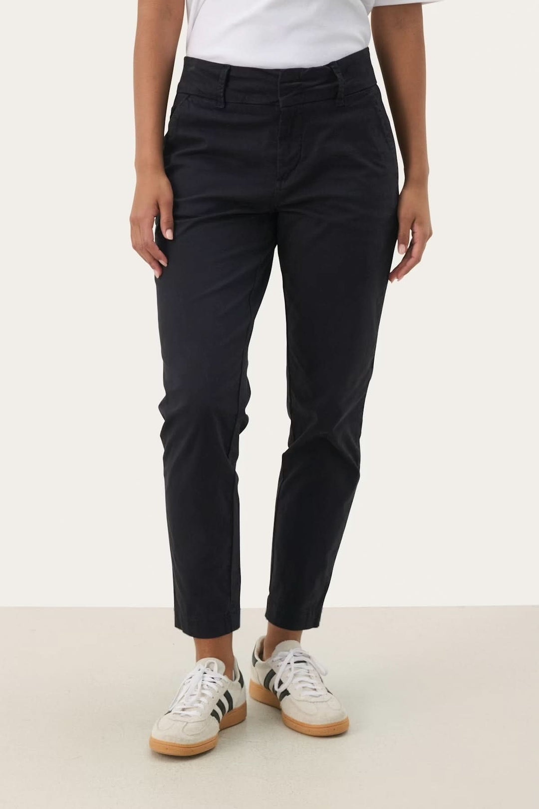 Chino à coupe droite homme, silhouette moderne, longueur cheville, idéal pour style décontracté ou soigné, confort optimal.