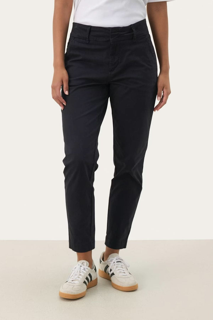 Chino à coupe droite homme, silhouette moderne, longueur cheville, idéal pour style décontracté ou soigné, confort optimal.