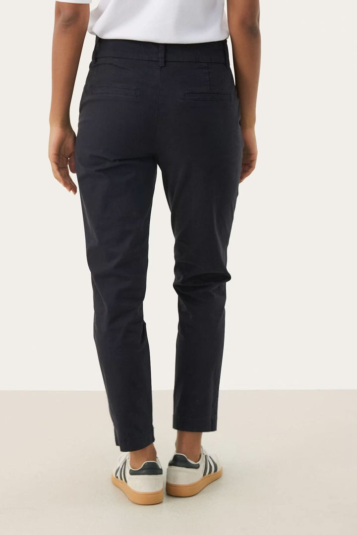 Chino à coupe droite, pantalon moderne et élégant, vue de dos, avec silhouette fuselée, longueur cheville pour style décontracté et soigné.