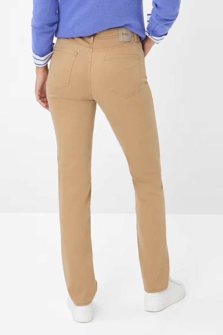 Pantalon chino camel à la coupe ajustée, vue arrière, style casual chic.