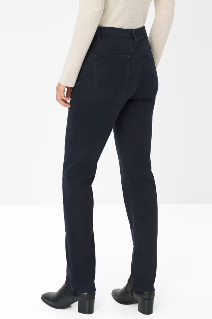 Pantalon chino ajusté de couleur camel, vue arrière, parfait pour un look casual chic.