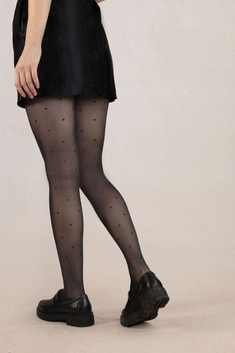 Collant semi-opaque noir à motifs, offrant confort et style pour un look original avec jupe ou robe.
