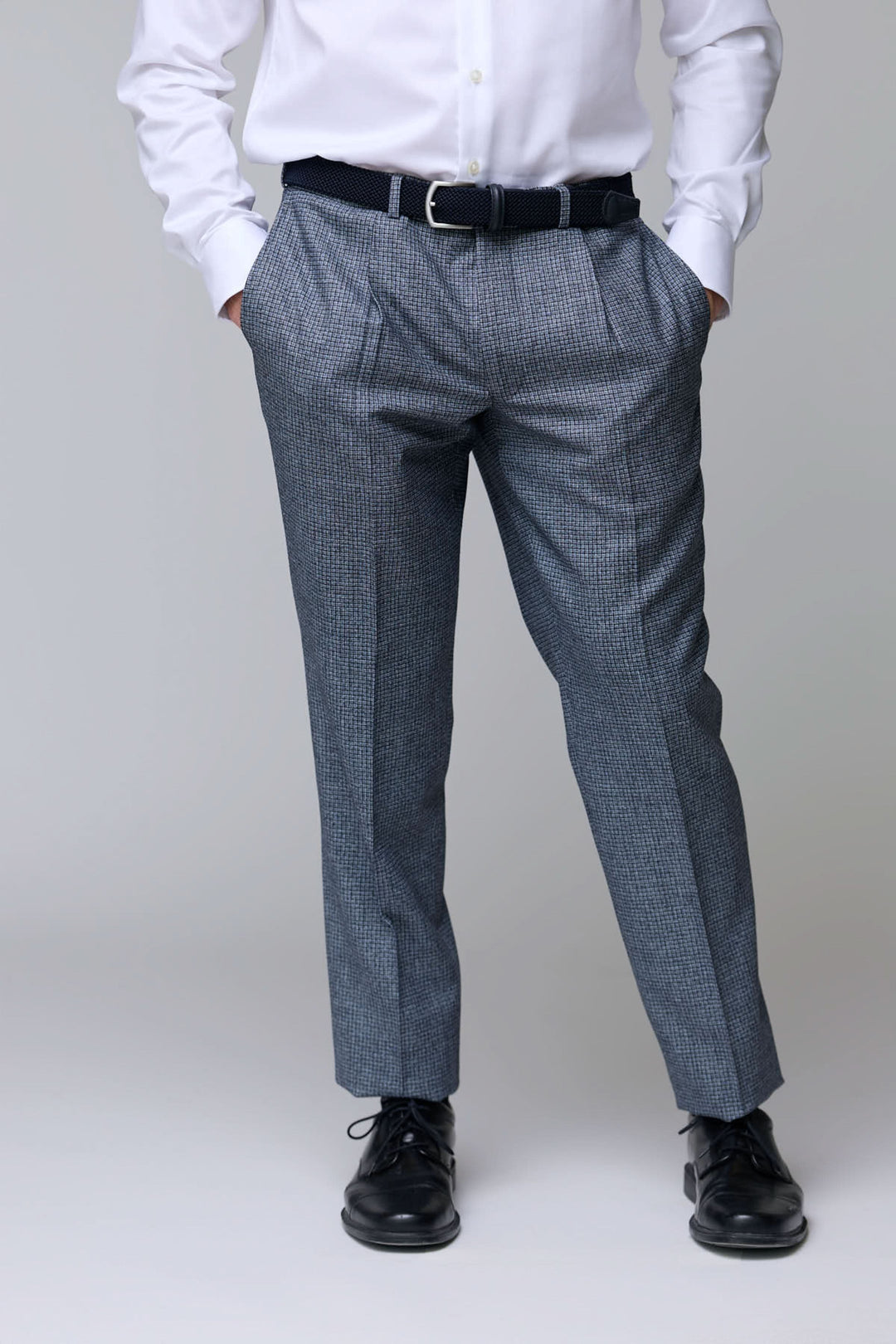 Complet à motif micro-carreaux avec pantalon à plis et ceinture noire