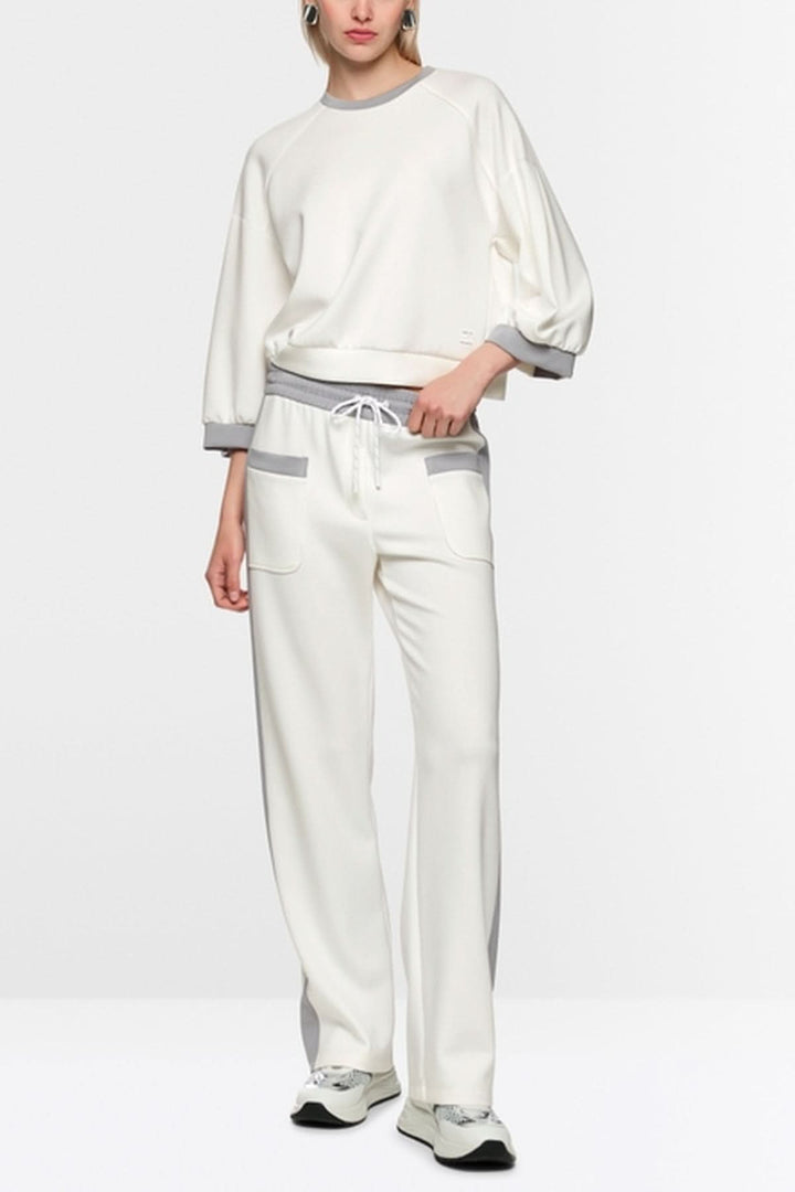 Coton ouaté décontracté blanc avec manches 3/4 bouffantes et coutures contrastées, design Marc Cain Sports.