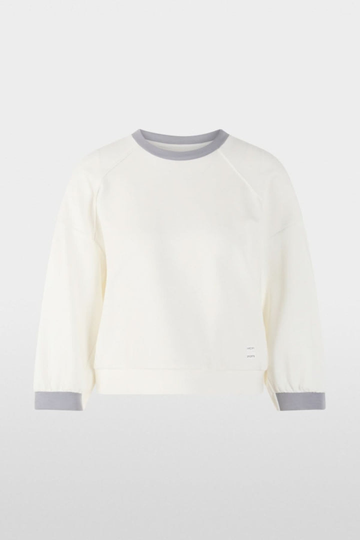 Coton ouaté décontracté blanc avec manches 3/4 bouffantes et coutures contrastées, logo Marc Cain Sports visible.