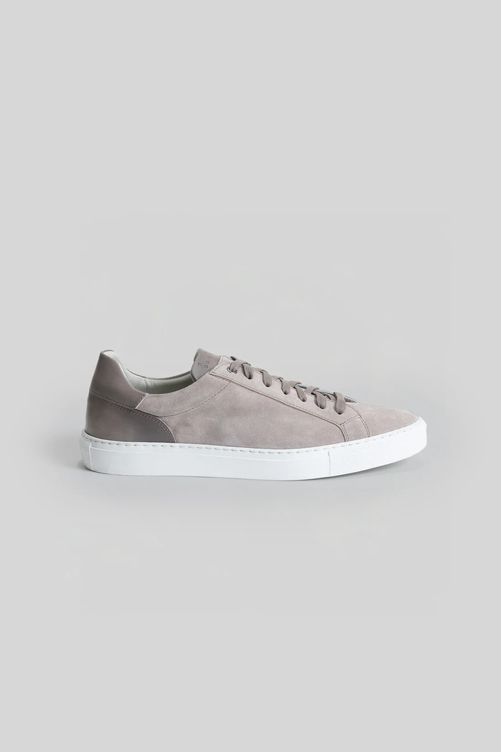 Espadrille Huberto en suede avec semelle blanche, chaussure moderne et raffinée, fabriquée en Italie.