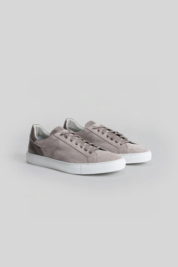 Espadrille Huberto en suede avec silhouette moderne, confectionnée en Italie, semelle cupsole cousue pour confort et durabilité.