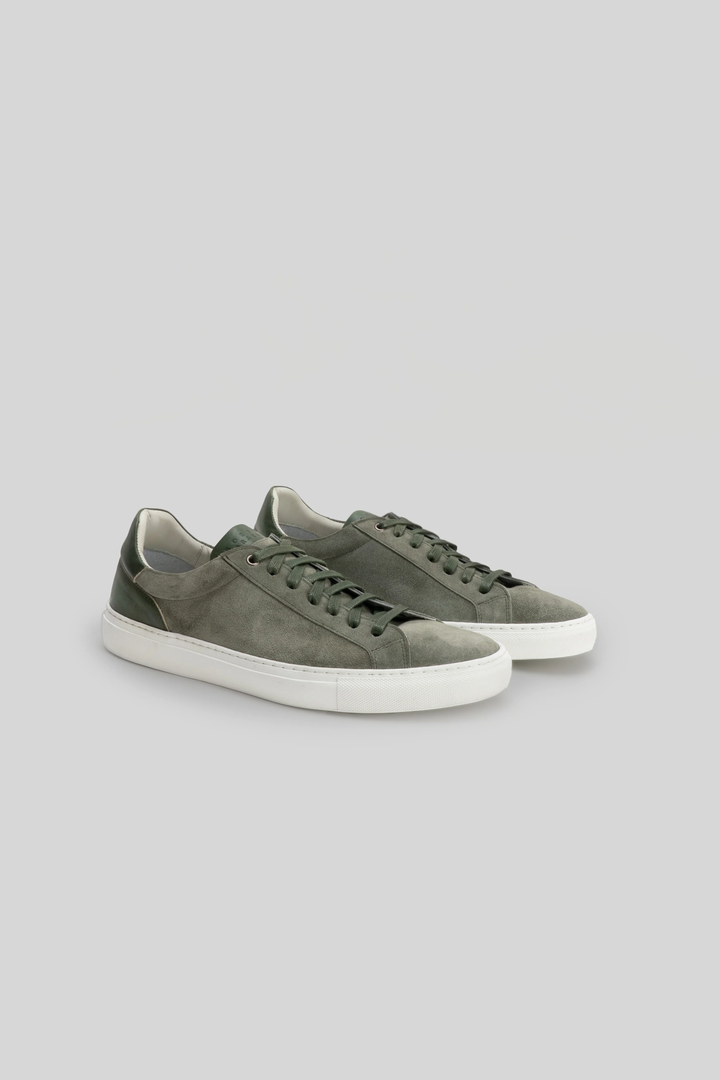 Espadrille Huberto en suede avec silhouette moderne, semelle cupsole cousue, doublure cuir, et semelle intérieure EVA.