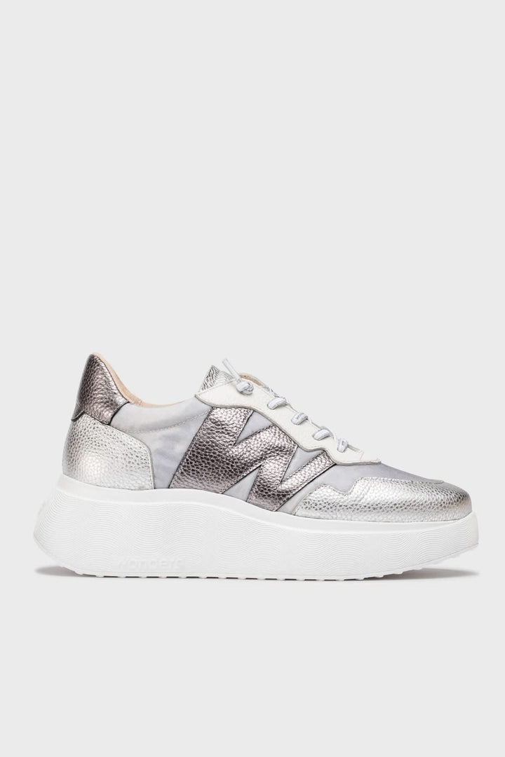 Espadrilles plateforme A-3622 en argent avec semelle épaisse et détails texturés, parfaites pour un style contemporain et confortable.