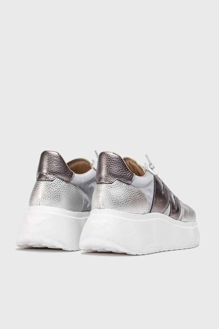 Espadrilles plateforme A-3622 argentées avec semelle blanche et détails texturés sur fond gris.