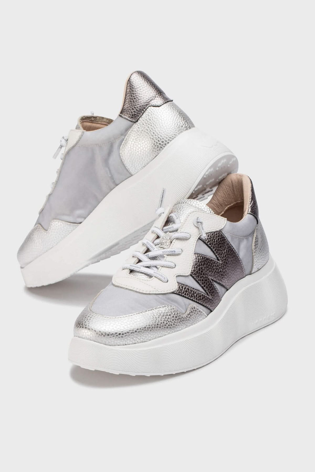 Espadrilles plateforme A-3622 en argent avec semelle épaisse et détails texturés, logo W sur le côté, lacets élastiques.