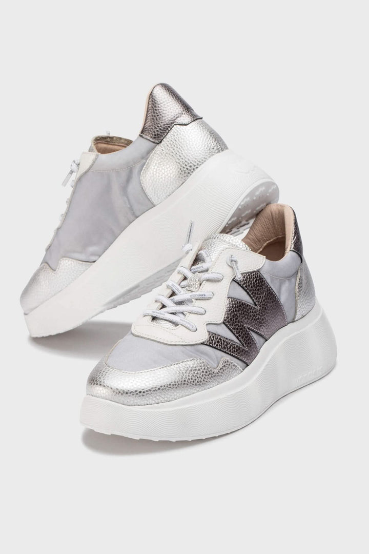 Espadrilles plateforme A-3622 en argent avec semelle épaisse et détails texturés, logo W sur le côté, lacets élastiques.