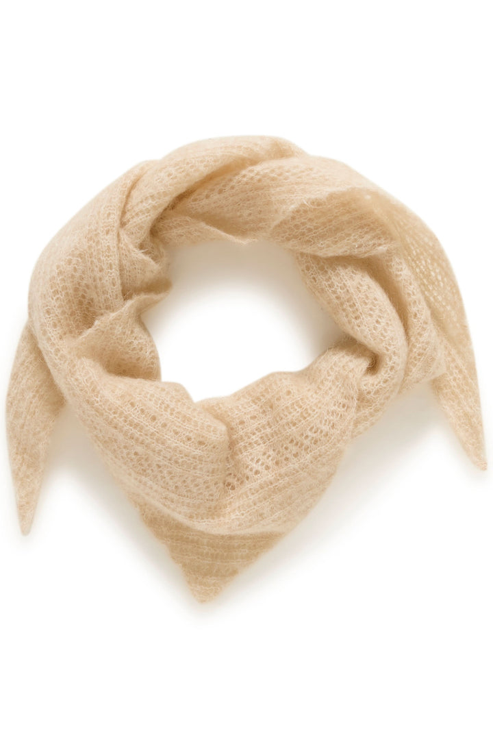 Foulard Sizze en tricot léger, format étroit et finition effilée, ajoute du raffinement avec une chaleur douce.