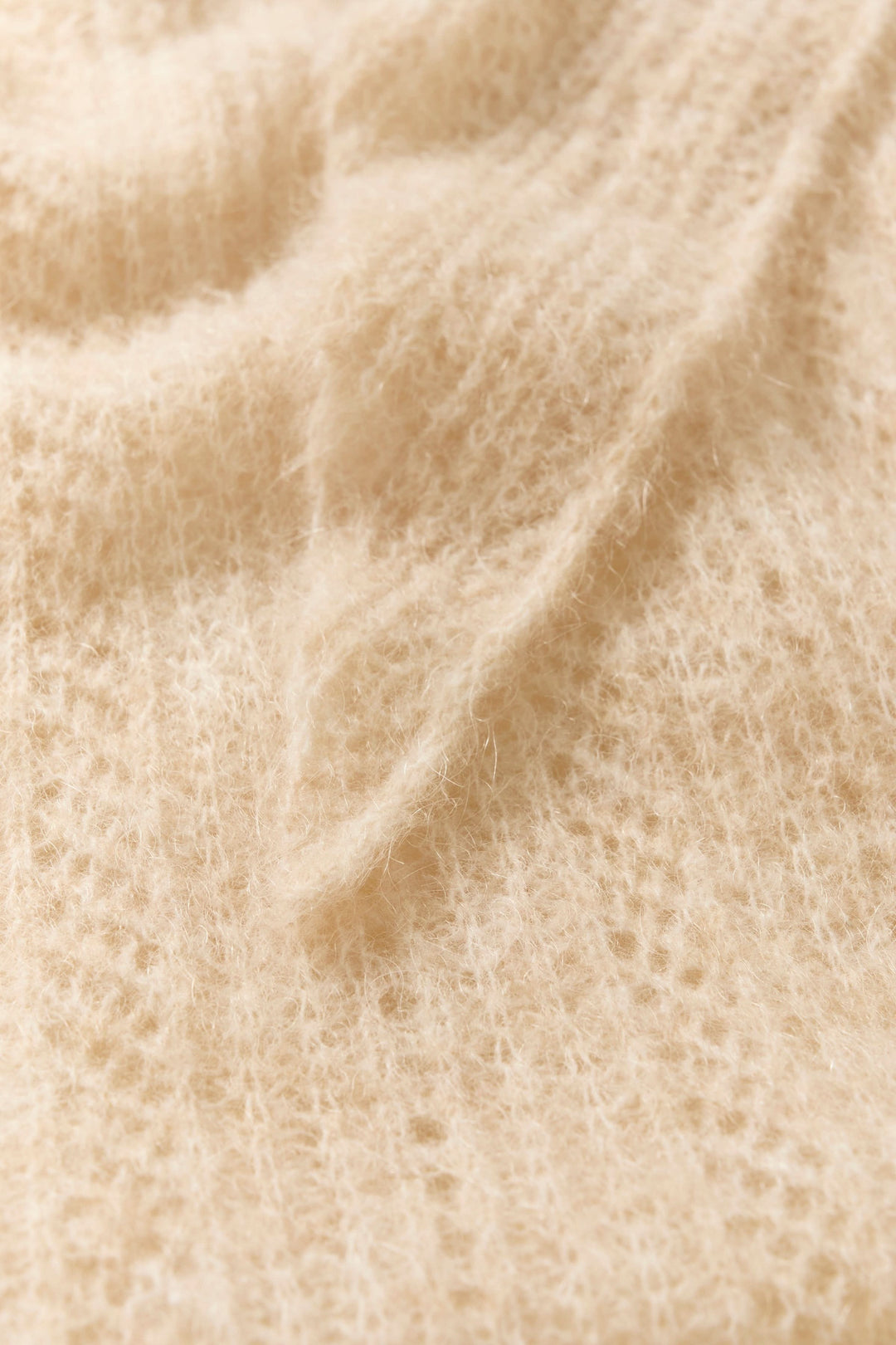 Foulard Sizze en tricot léger et duveteux avec finition effilée, idéal pour un look minimaliste, chaleur douce et confort optimal.