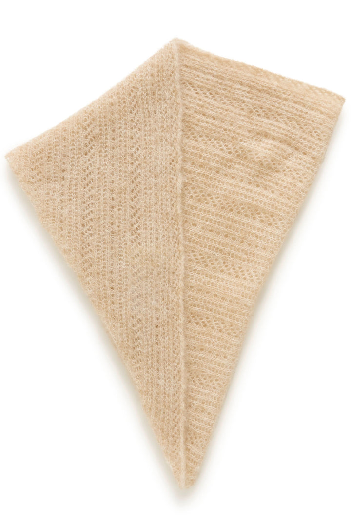 Foulard Sizze en tricot léger beige au toucher duveteux, format étroit, finition effilée, idéal pour un style raffiné et moderne.