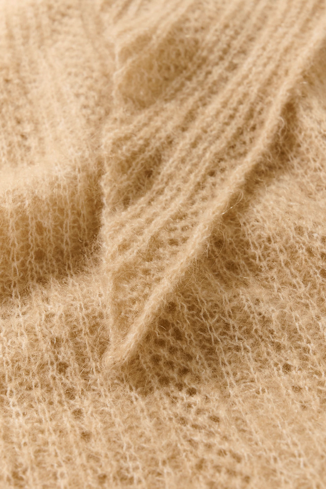 Foulard Sizze en tricot léger, doux et effilé, idéal pour un style minimaliste et moderne, couleur beige clair, détail du matériau.