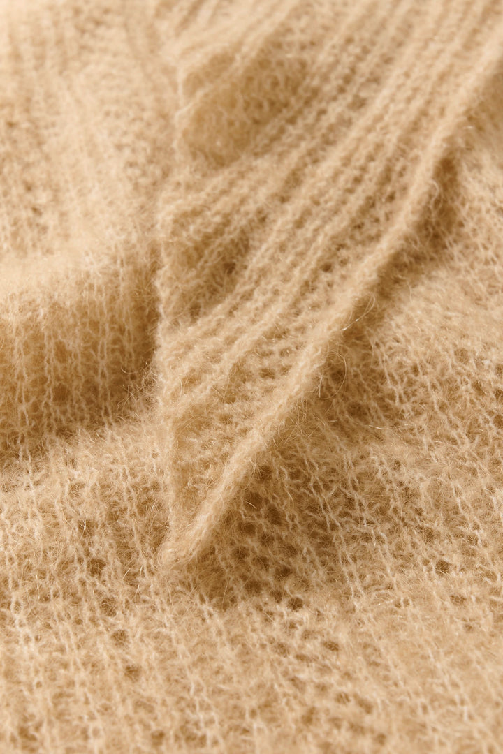 Foulard Sizze en tricot léger, doux et effilé, idéal pour un style minimaliste et moderne, couleur beige clair, détail du matériau.