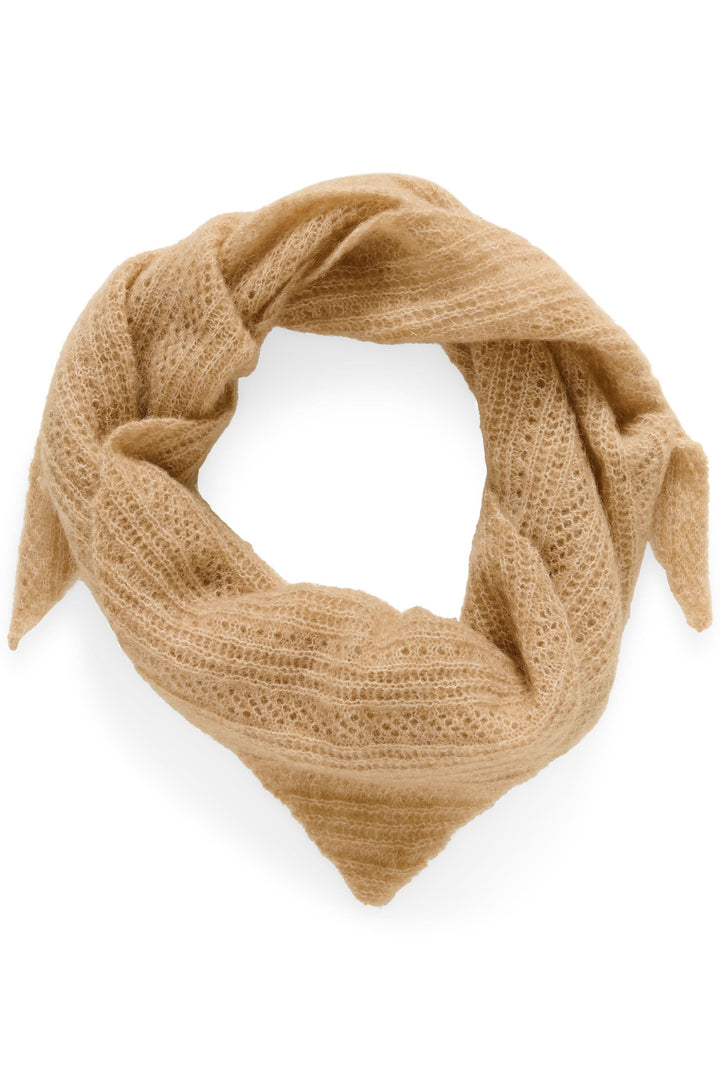 Foulard Sizze en tricot léger de couleur beige, enveloppant et douillet pour un look minimaliste et moderne.