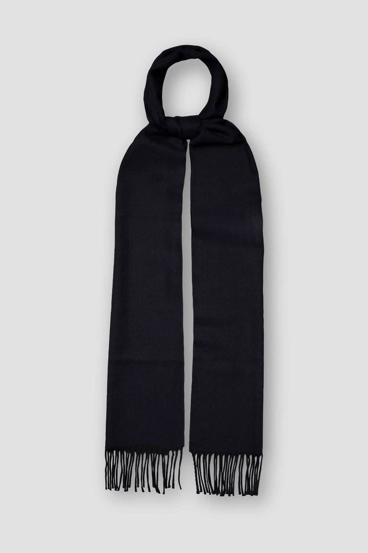 Foulard en laine noir à chevrons avec franges, offrant confort et style classique.