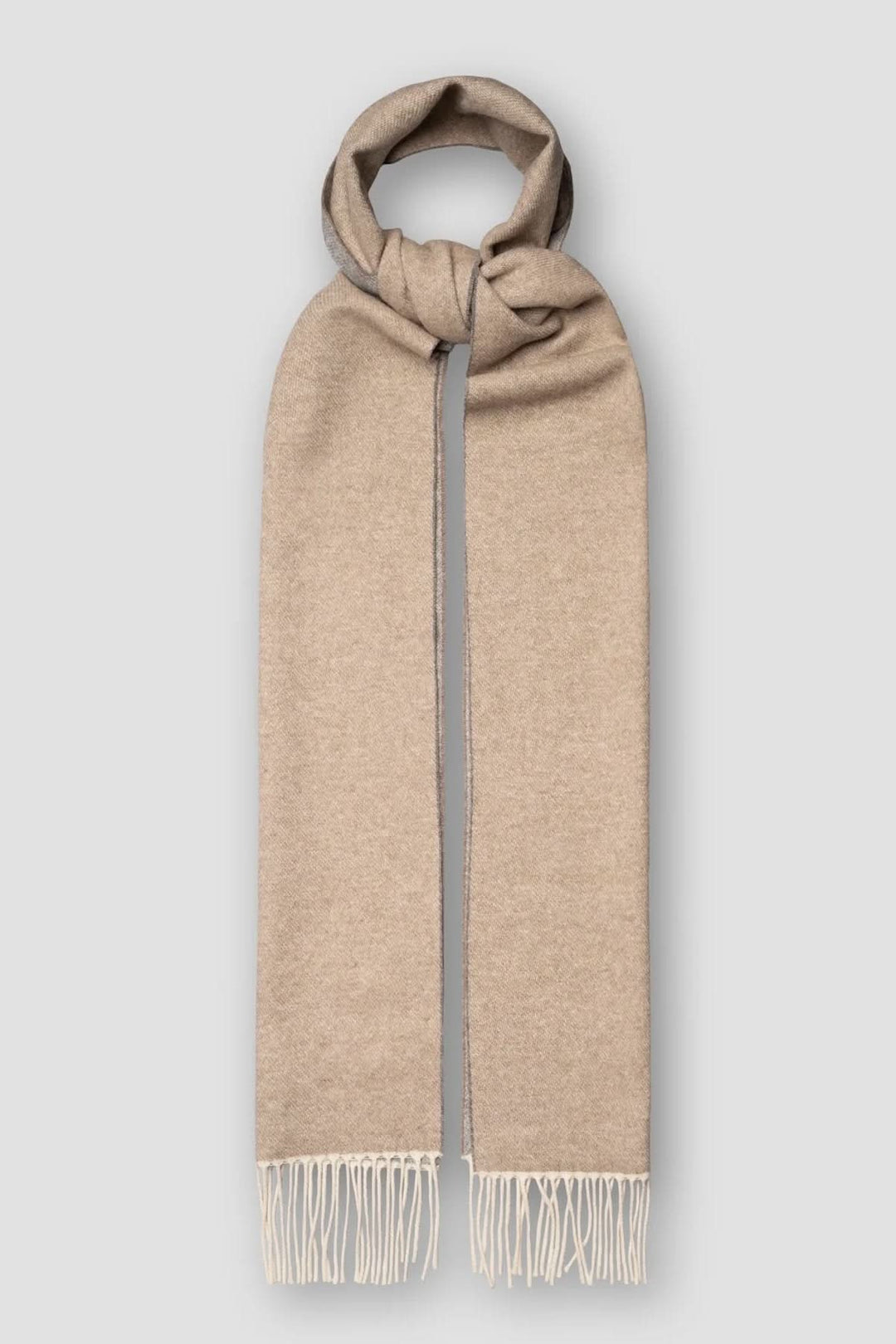 Foulard en cachemire beige léger, texturé avec des franges, parfait pour l'automne et élégant en toute occasion.