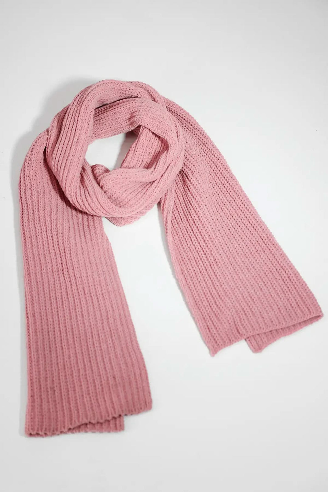 Écharpe en tricot rose avec une texture douce, confortable et moderne, mesurant 200 cm.