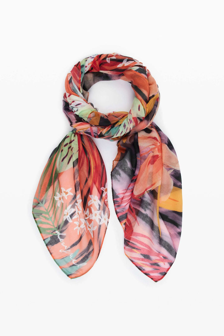 Foulard léger à imprimé tropical avec motifs colorés, tissu fluide et texture douce, idéal pour porter autour du cou ou dans les cheveux.