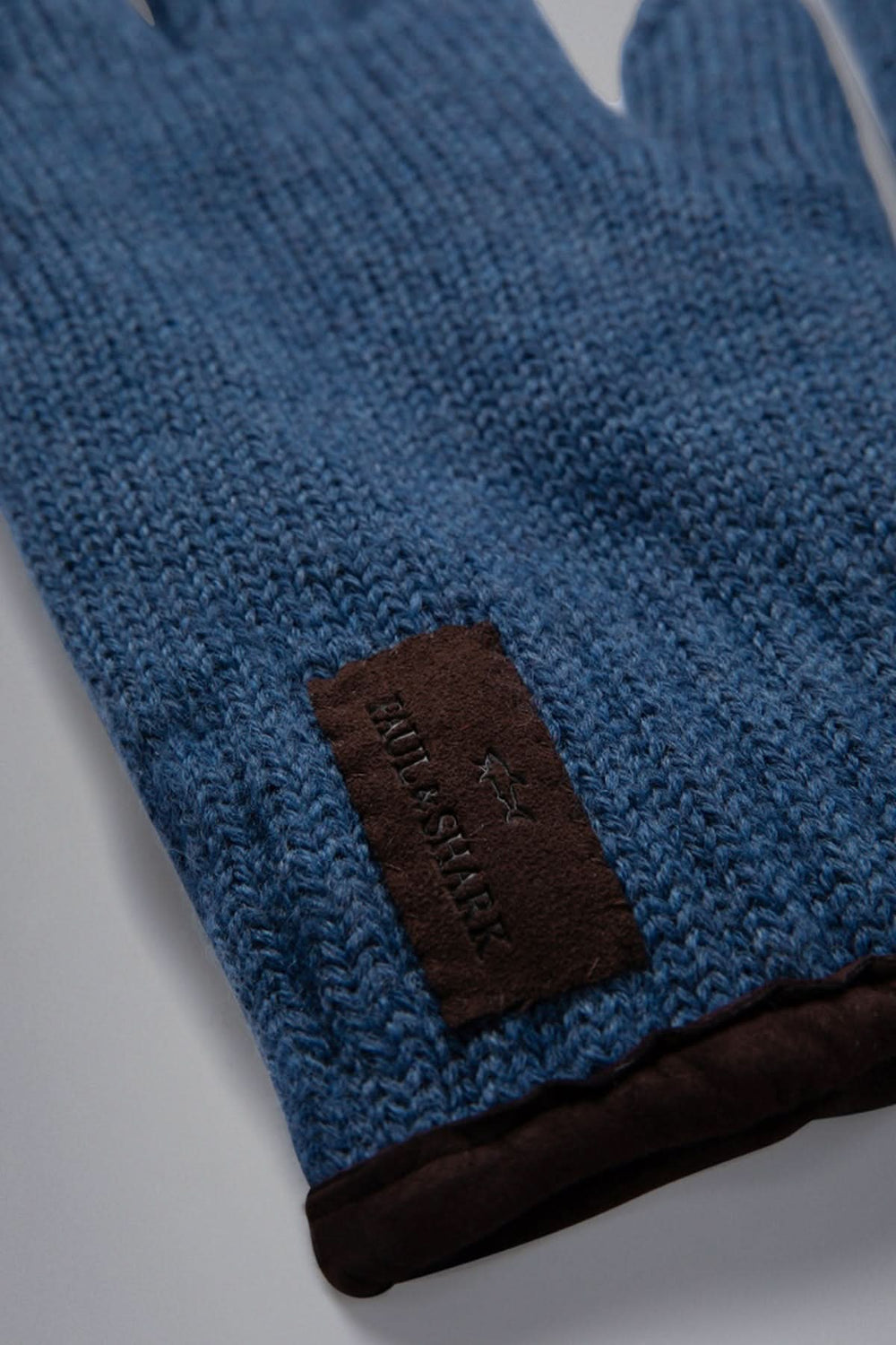 Gants en maille doublés avec garniture en suédine, confortables et élégants pour l'hiver, détail de la garniture en suédine marron.