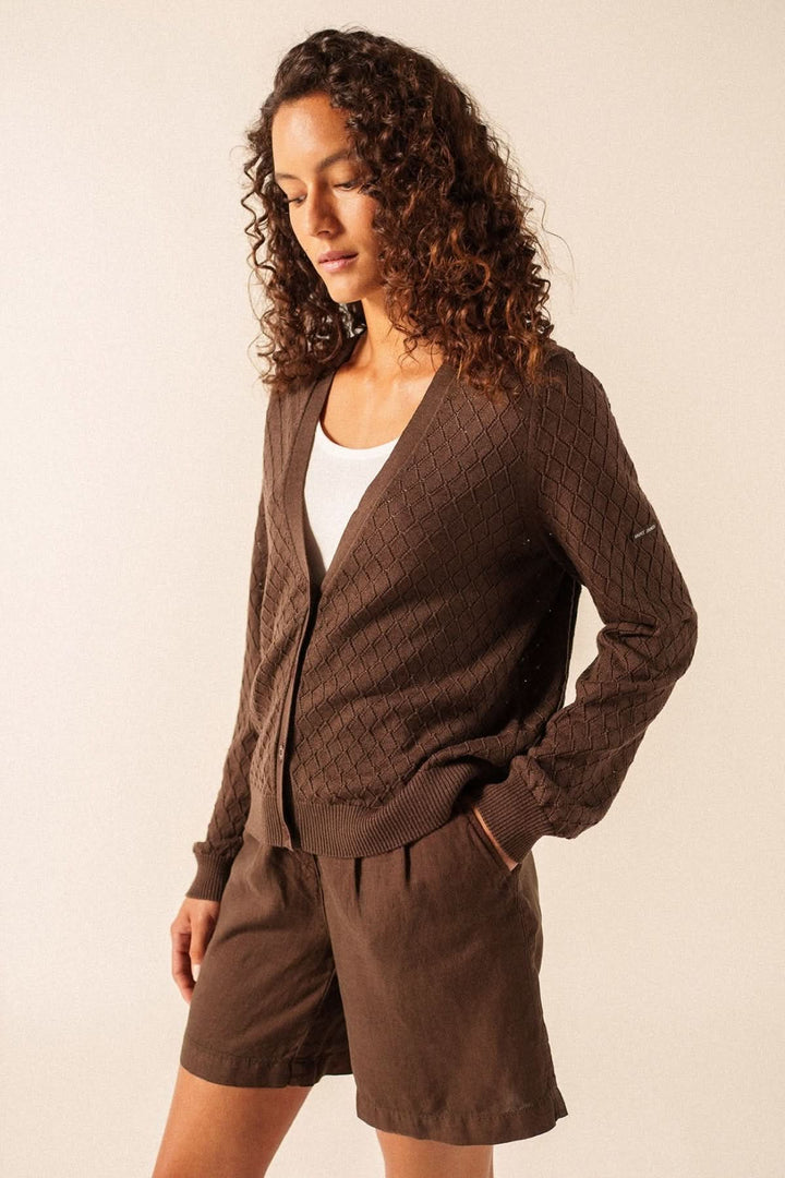 Gilet Braga en maille texturée marron porté par un mannequin, coupe fluide et élégante avec fermeture boutonnée pour un style polyvalent.
