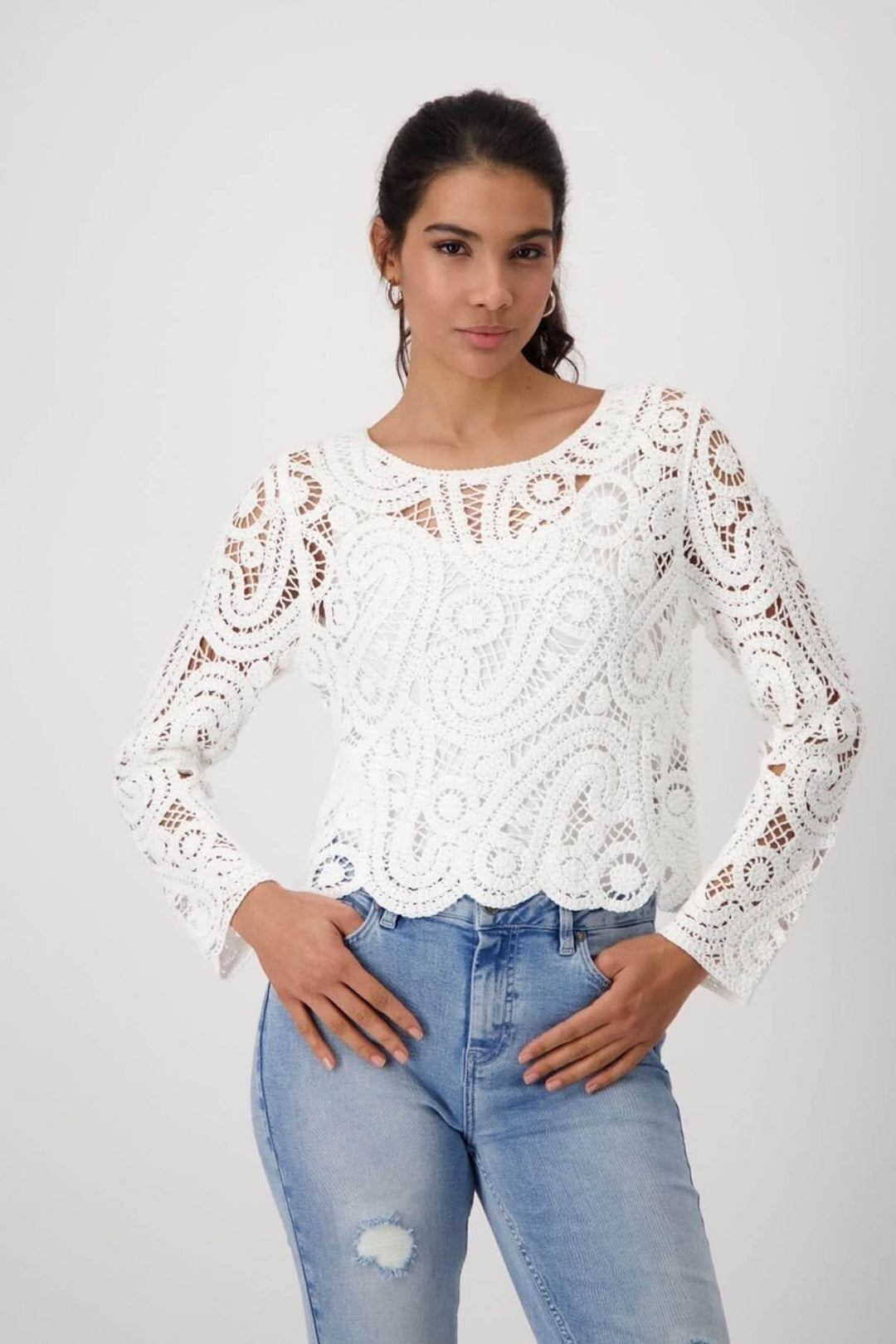 Chandail en crochet blanc en 100% viscose, avec motif unique, manches longues et col rond, porté avec un jean.