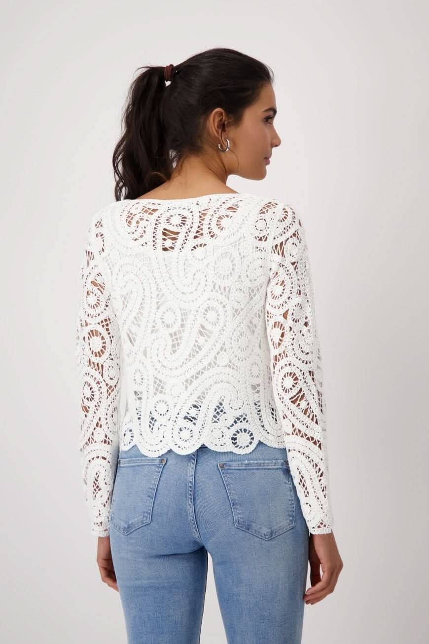 Chandail en crochet blanc avec manches longues, porté avec un jeans, vue de dos, élégant et confortable.
