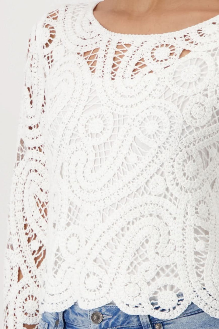 Chandail en crochet blanc à manches longues, design élégant en viscose, parfait pour une tenue chic et décontractée.