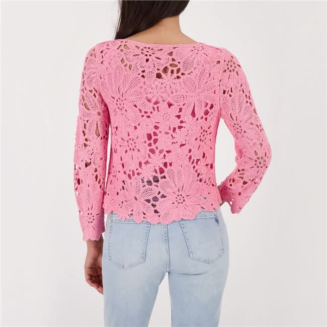 Haut en tricot ajouré rose à motif floral, porté de dos avec jean, coupe féminine et moderne