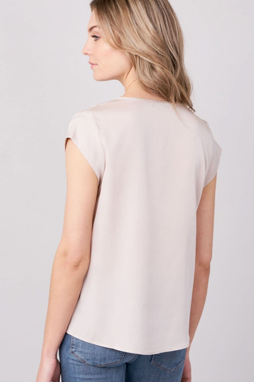 Vue arrière du haut fluide col fendu manches courtes, léger et élégant, parfait avec un denim pour un style polyvalent.