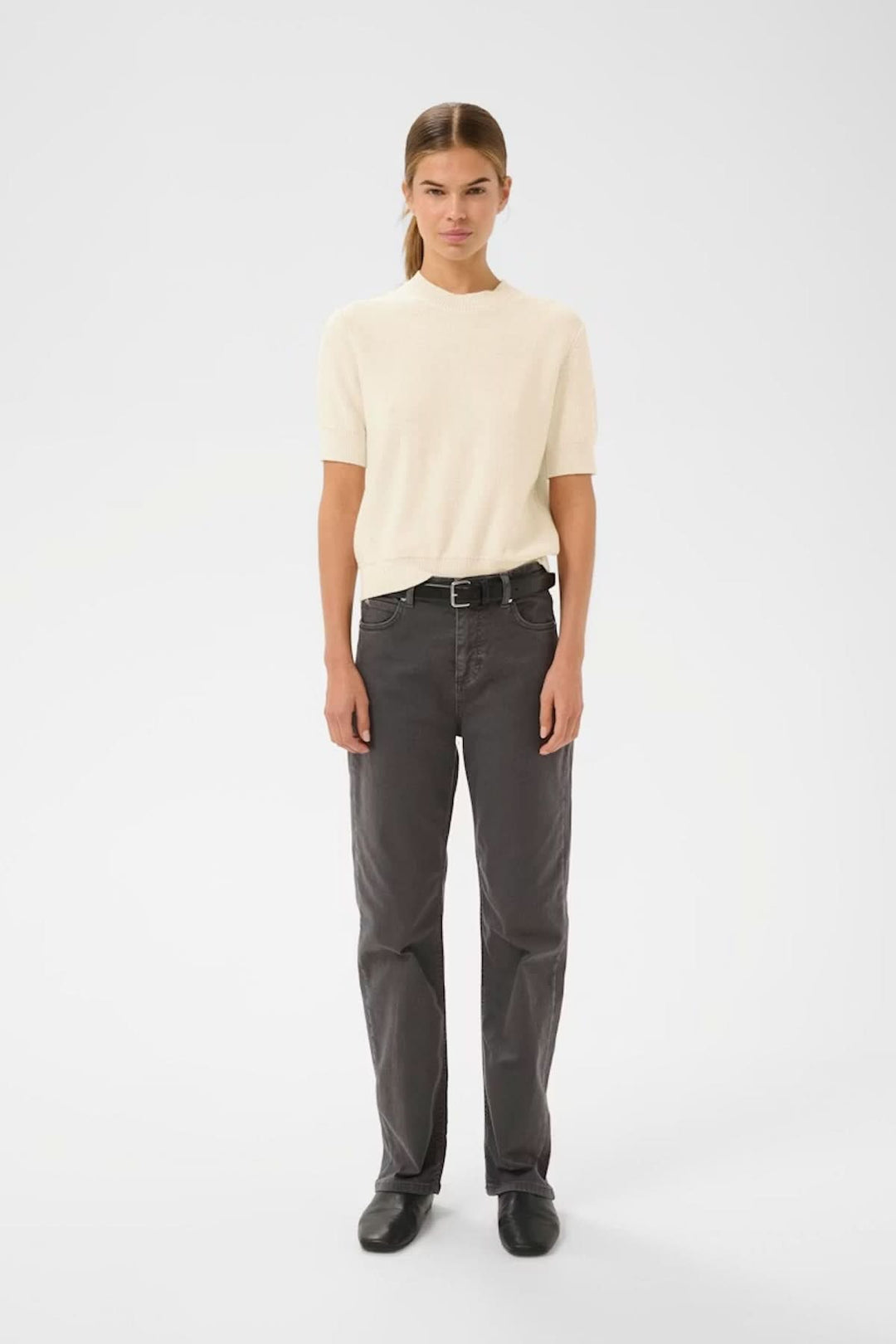 Haut à manches courtes NAASU, maille raffinée, coupe droite, style intemporel et élégant, parfait pour un look soigné au quotidien.