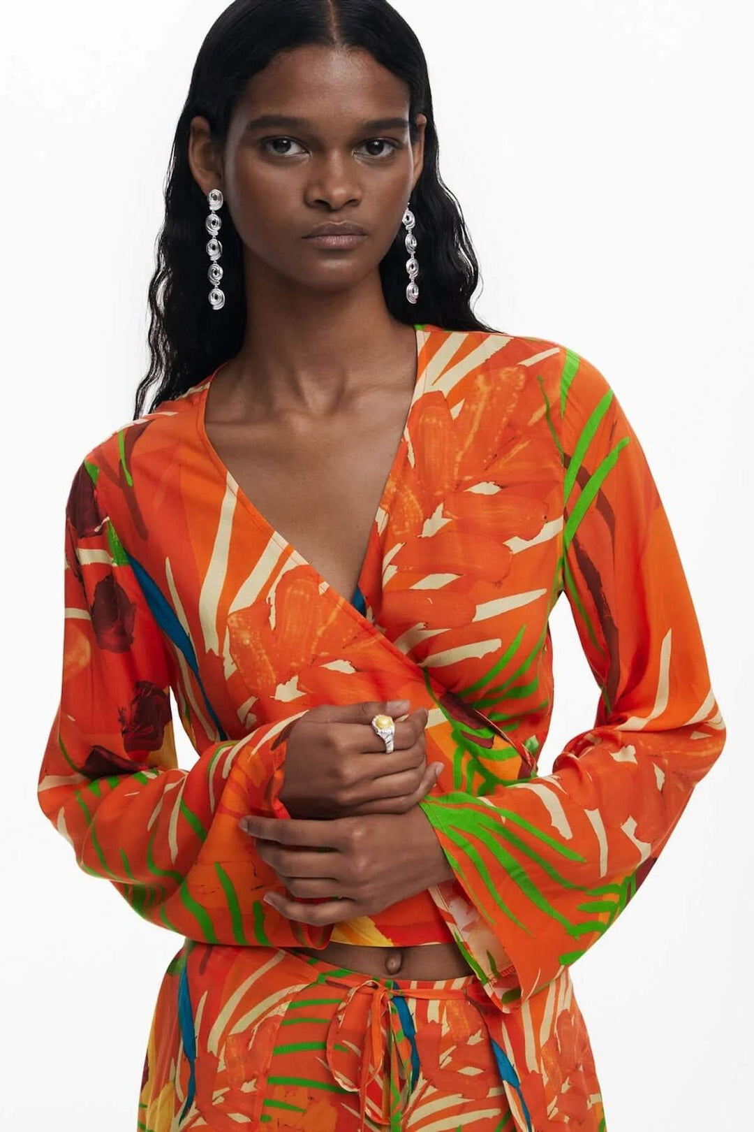 Haut à manches longues cache-cœur tropical, encolure V, motifs colorés, style bohème, élégance estivale.